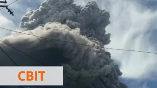 В Индонезии произошло извержение вулкана Синабунг, пепел покрыл улицы