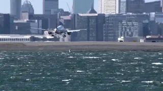 Boston, forti raffiche di vento: l’atterraggio dell’aereo visto dal mare è spettacolare