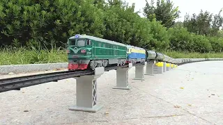 30 toa tàu hỏa được nhóm lại đi trên đường ray trên cao