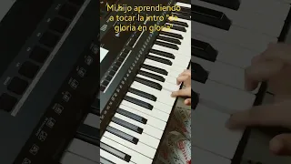 Mi hijo aprendiendo la intro de gloria en gloria, en un teclado Kurzweil Kp100