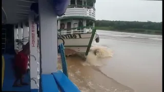 Manobra arriscada entre dois Barcos quase faz ocorrer um acidente no Rio Amazonas.