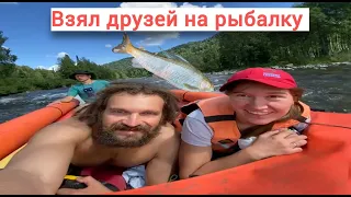 Ловим хариуса с друзьями  Поездка выходного дня на водомётной лодке в тайгу