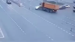 Момент аварии на Рязанском проспекте