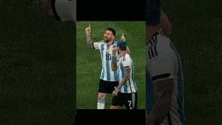 Lionel Messi shows off.the world cup to Argentina,s fans/💙#)