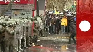 Students clash with riot police in Chile