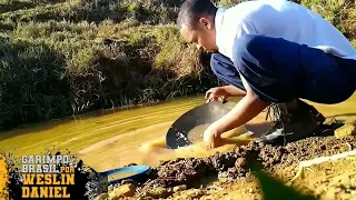 Homem encontra várias Pepitas de ouro e revela o segredo.