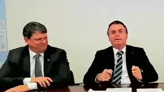 bolsonaro conta piada e da risada