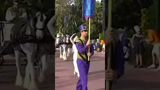 Anna and Elsa in Epcot Frozen Parade #shorts #frozen2