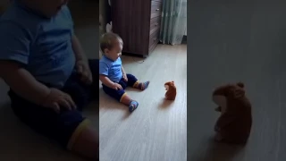 Bebê se assusta com um hamster de brinquedo