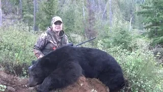 Huntress Shoots MONSTER Bear - Stuck N the Rut 96