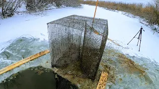 Рыбалка на Мордушки Катиски, по первому льду глубокой осенью в Сибиркой реке. Рыбалка в Сибири 2021.