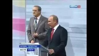 Путин издевается над переводчиком :)