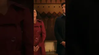 Smallville  9x18 Clark & Lois Make Out in Elevator