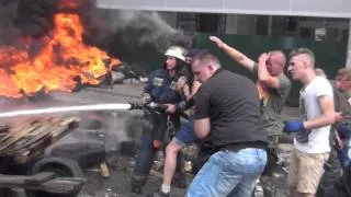 Горит баррикада возле "Дома профсоюзов".Майдан "зачистка".
