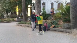 Кисловодск, октябрь 2018 . Уличная певица красиво поет.