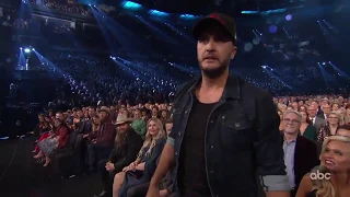 2018 CMA Awards  - Luke Bryan Flossing