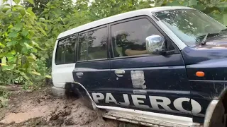 Mitsubishi pajero 4x4 offroad rescue