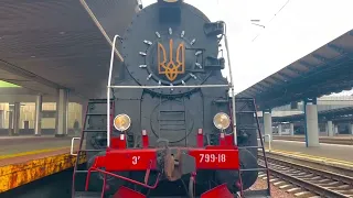 Ретро-паровоз у лютневому воєнному Києві