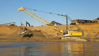 Liebherr hs 8100 dragline dipping gravel