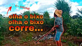 Homem assusta morador da roça que vê drone pela primeira vez e confunde com bicho!"