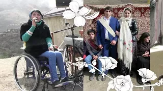 A disabled girl sings at a Dagestan wedding Девушка поёт брату на его свадьбе. Исманижат сел.Худуц