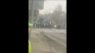 📍Старобельск, Луганская областьи  местные жители блокируют колонну техники РФ.