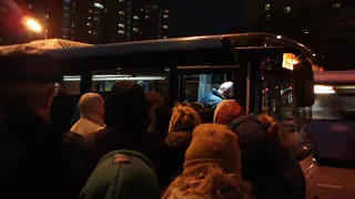 Длинные очереди на 520-й автобус в Подольск у метро "Бульвар Дмитрия Донского"