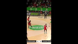 Menudo tapón de BJ JOHNSON a Luke Maye | Liga Endesa 2022-23