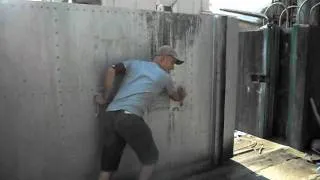 Closing tsunami flood gates at Kamaishi (釜石の港）