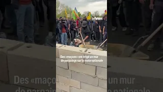 A69 Toulouse-Castres :  un mur de parpaings construit sur la route par des manifestants