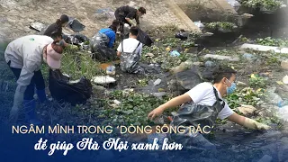 Nhóm bạn trẻ ngâm mình trong ‘dòng sông rác’ giữa trưa để giúp Hà Nội xanh hơn