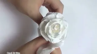 Como haces una flores de papel de baño para decoración