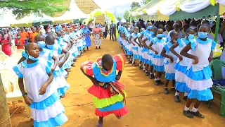 One of the best dancer we have from Nyabururu (huyu wa katikati)MTAKATIFU( SUBUKIA MASS ) Live