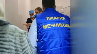 Раненых в Бердянске полицейских доставили в больницу Мечникова