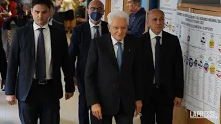 Mattarella tra i primi al seggio a Palermo a votare per le elezioni