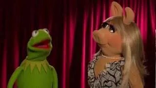 The Muppets Star Ceremony: Kermit and Miss Piggy Interview [HD] | ScreenSlam