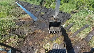 FAZENDO VALA COM ESTIVA NO BREJO Escavadeira Hidráulica op iago👷🏼‍♂️