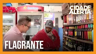 Durante reportagem, equipe da Record TV flagra homem furtando bebida em supermercado