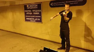 Уличные музыканты, скрипач Богдан выступает в подземном переходе на Невском проспекте...
