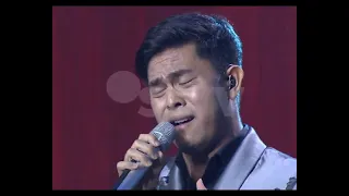 Penuh Penghayatan, Cakra Khan Nyanyikan Lagu Mencari Cinta Sejati di Festival Film Bandung 2016