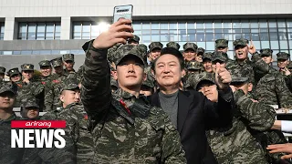 Pres. Yoon encourages marines, sanitation workers during Lunar New Year holiday