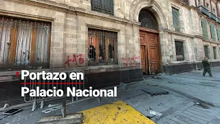 PORTAZO a Palacio Nacional | Presuntos normalistas encapuchados derriban puerta.