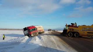 Фура в кювете . Грузовой эвакуатор в Тамбове .