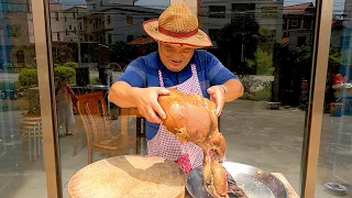 把大螃蟹墨魚海螺塞滿牛肚，燉成金黃一刀切開，足足20斤看餓了！