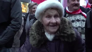 89-latka co roku przychodzi na Marsz Niepodległości i składa Polsce życzenia