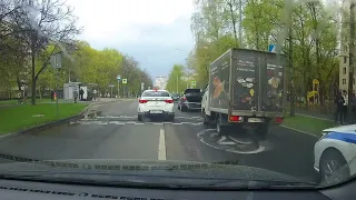 Нелепая авария в Москве. Ridiculous car accident in Moscow.