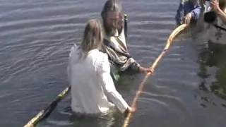 крещение глухонемой Марии в озере в  Потеряевке