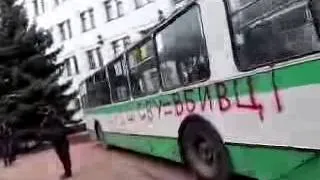 Мітинг біля СБУ. Під'їзд до СБУ заблокований тролейбусами. Хмельницький 19.02.2014