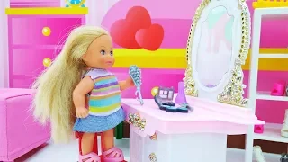 Кукла Барби идет к лучшей подружке. Видео для девочек