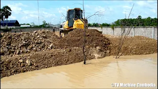EP12 Excellent Processing Operator Skills Dozer KOMATSU D51PX Push And Clearing Stone Into Water